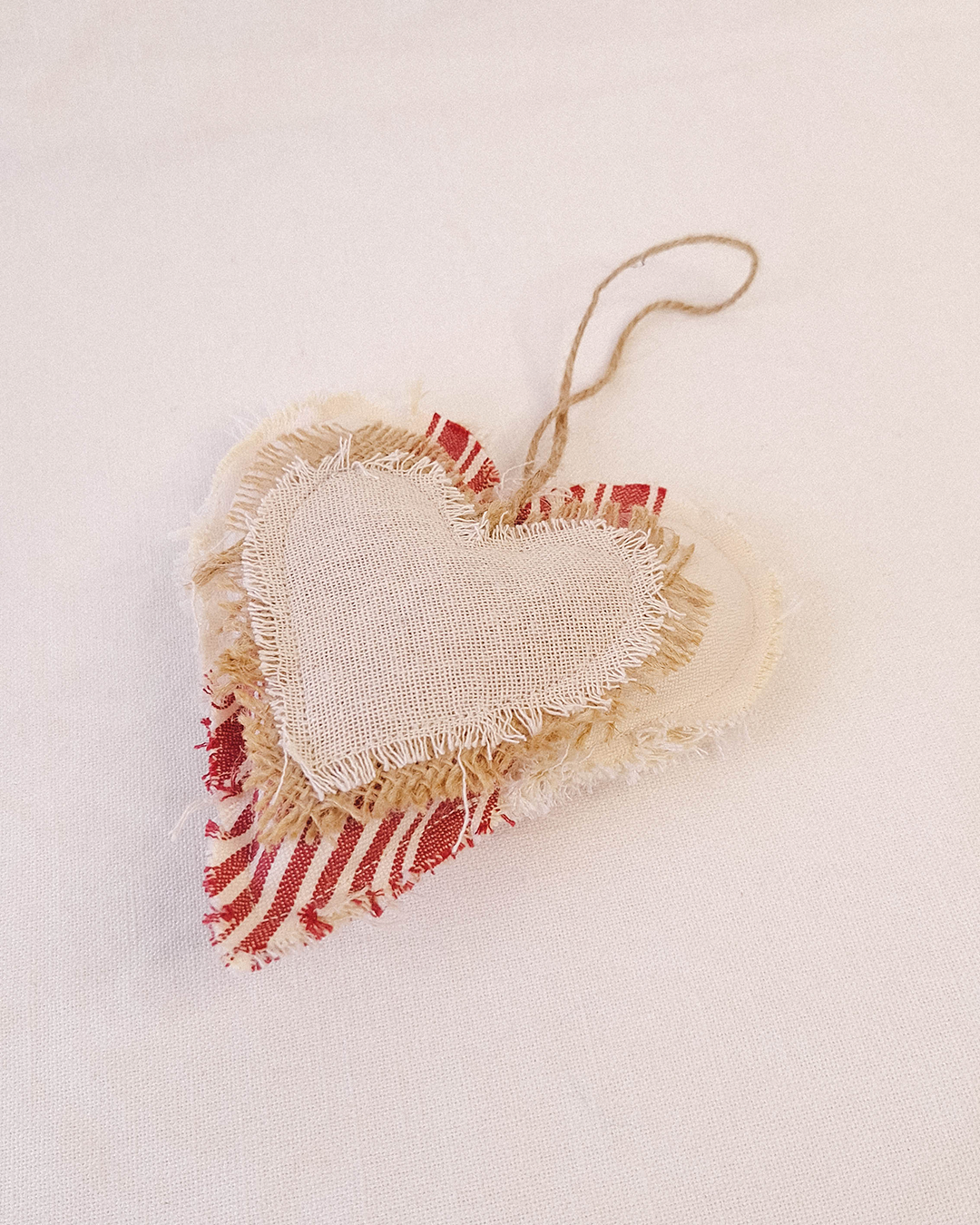Corazón Decorativo Líneas Rojas
